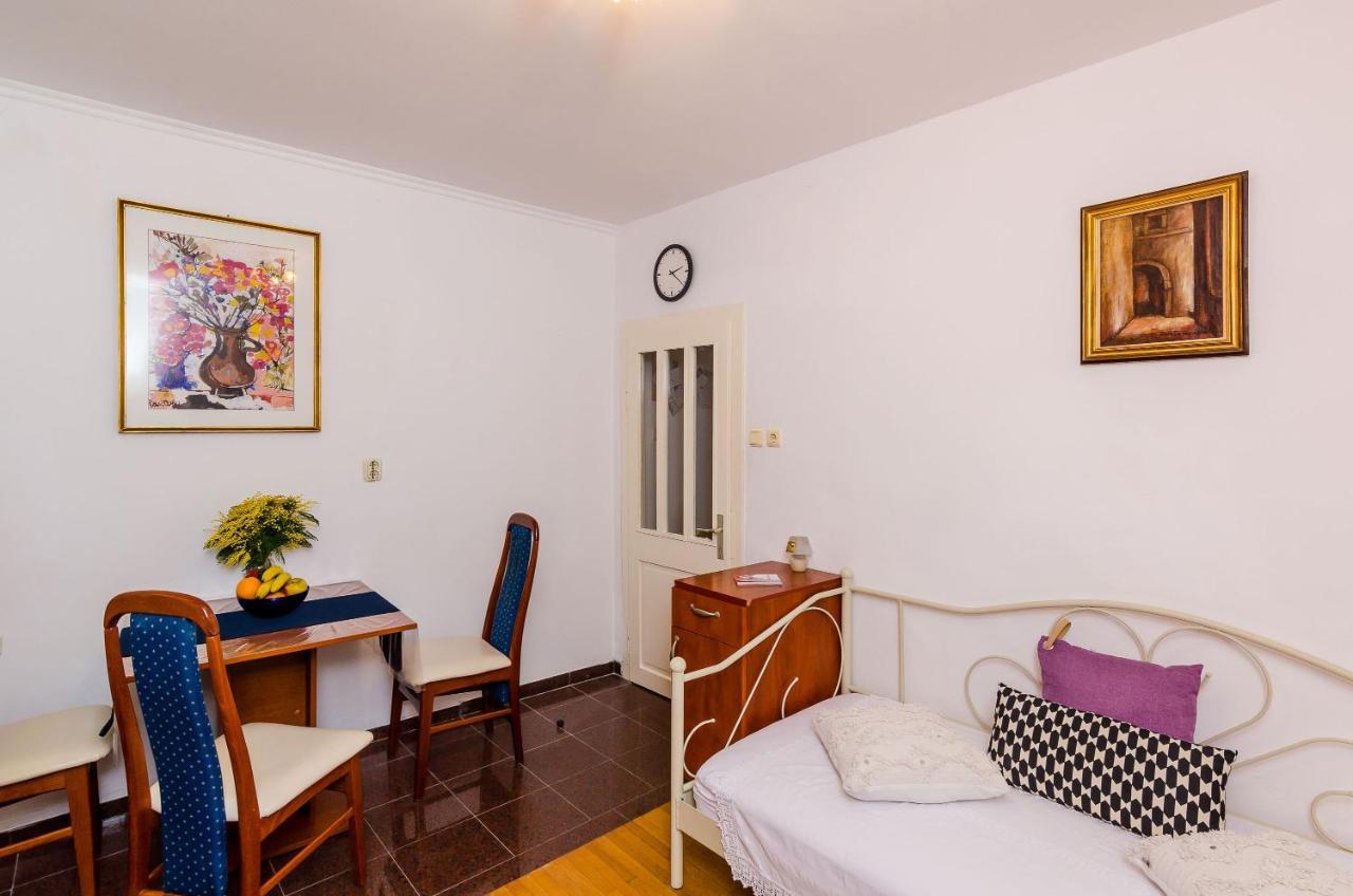 Old Town Budget Apartment *