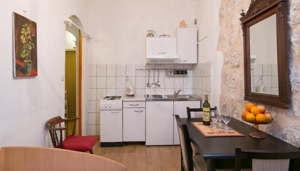 Old Town Budget Apartment *